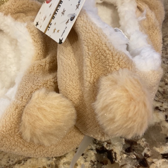 NWT FOREVER 21 fuzzy slippers - Picture 7 of 7